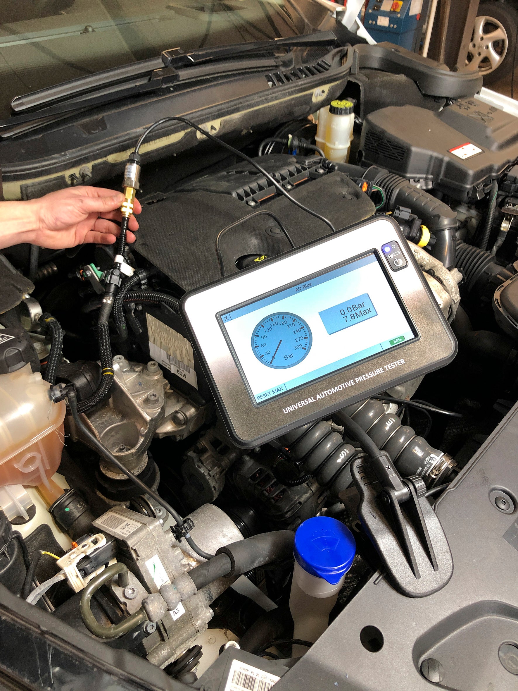 HU35025 UNIVERSAL DIGITAL PRESSURE TESTER In use- ANSED Diagnostic Solutions